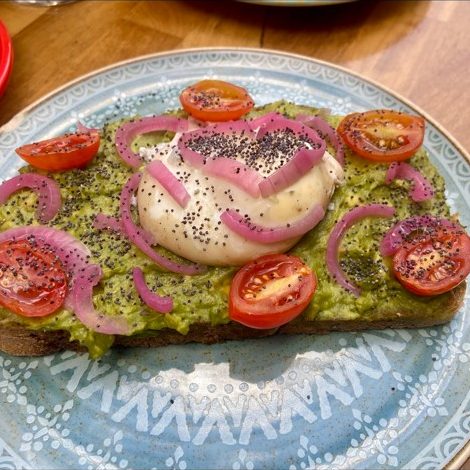 Avocado toast con huevo poché