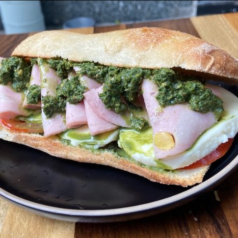Sándwich de mortadela con pistacho